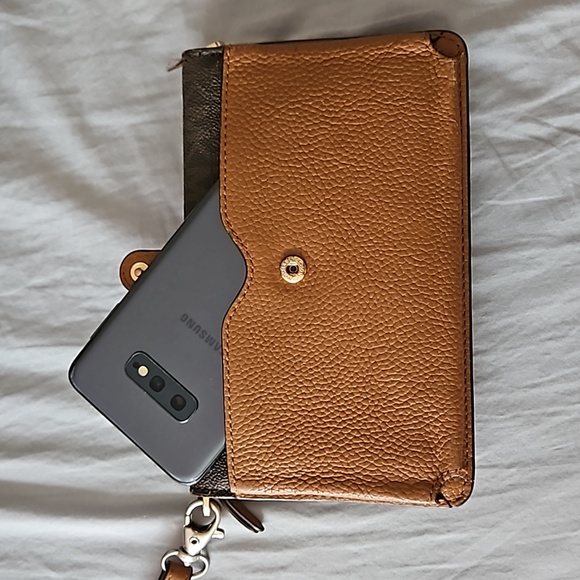 Michael Kors wallet and cell phone holder - Picture 2 of 6